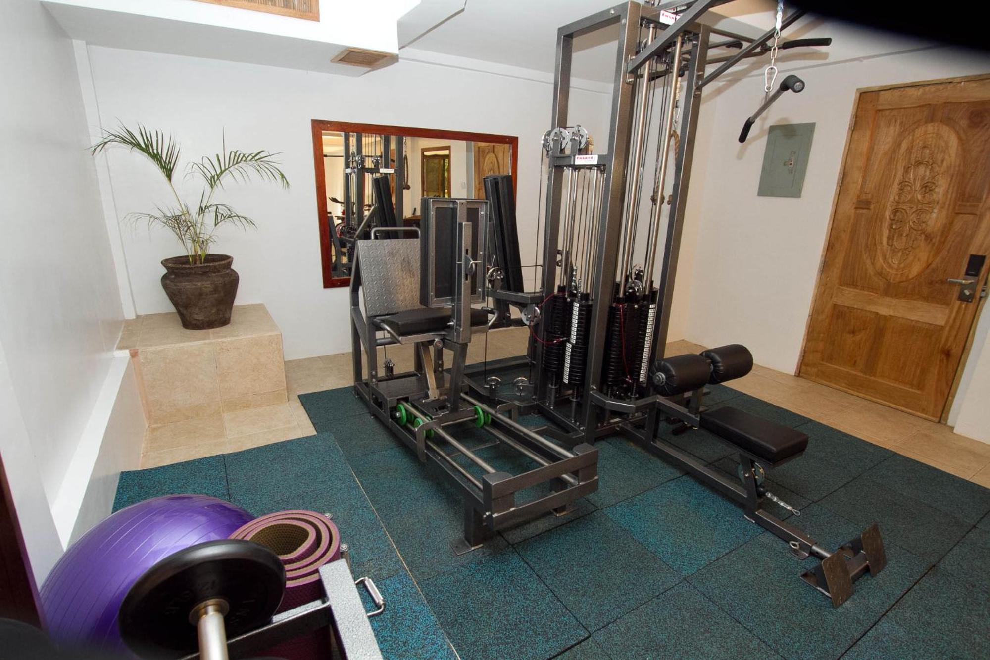 Ambassador In Paradise Balabag  Eksteriør billede A typical home gym