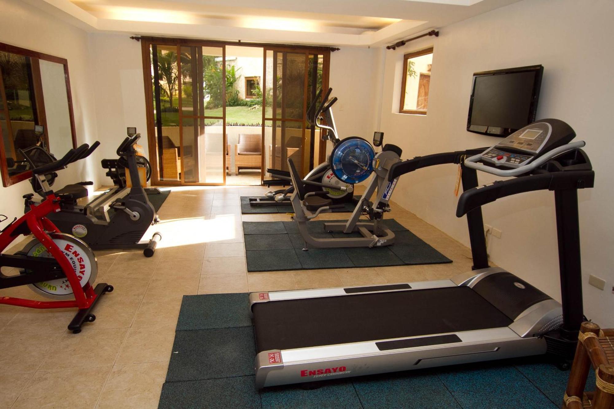 Ambassador In Paradise Balabag  Eksteriør billede A home gym
